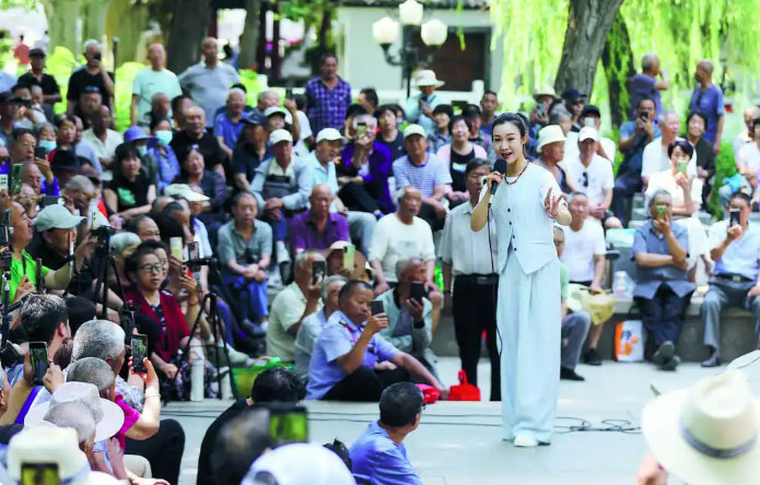 戏剧名家与票友长安公园互动，戏迷热情 “追星”